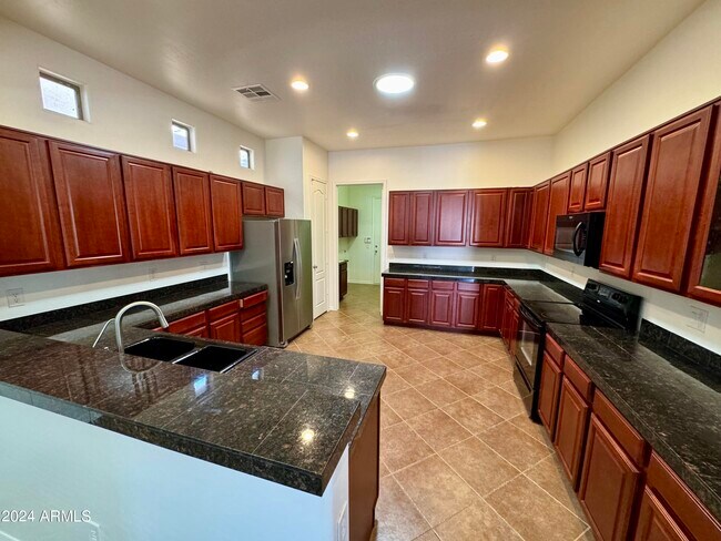 Foto del edificio - 785 W Village Pkwy