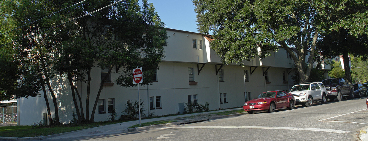 Primary Photo - Campus Walk Apartments