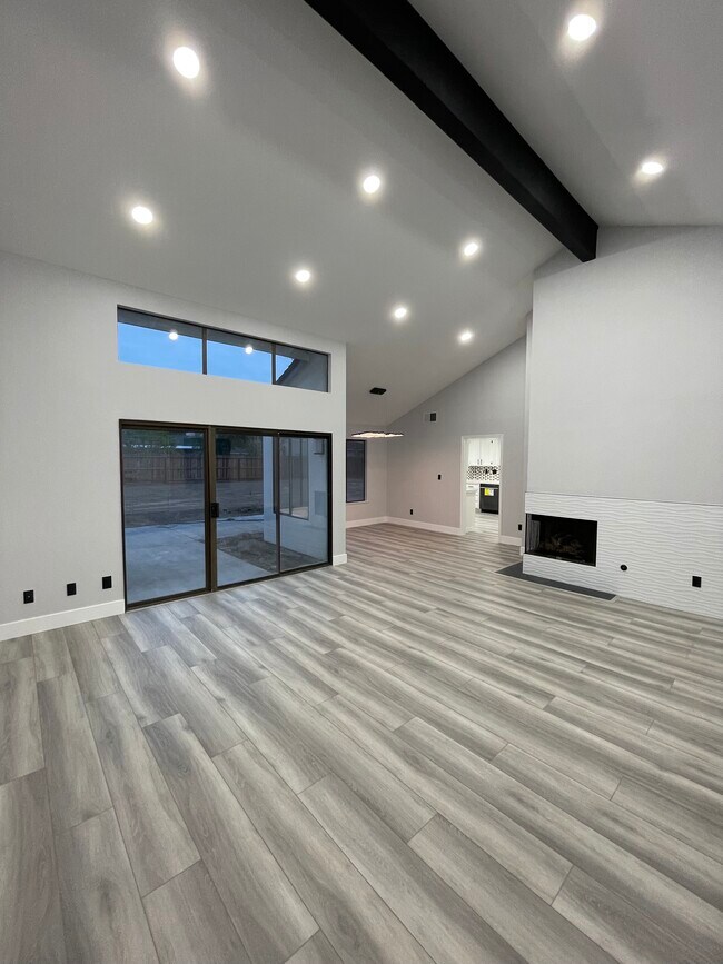 Building Photo - 515 Loma Verde Dr