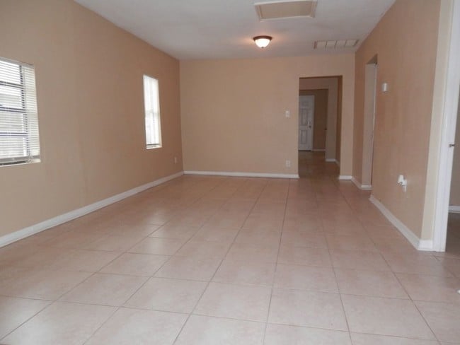 Building Photo - Spacious 3/1 home w/extensive tile flooring