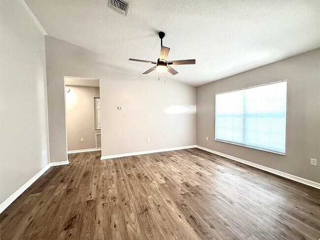 Building Photo - 653 SE 13th Ave