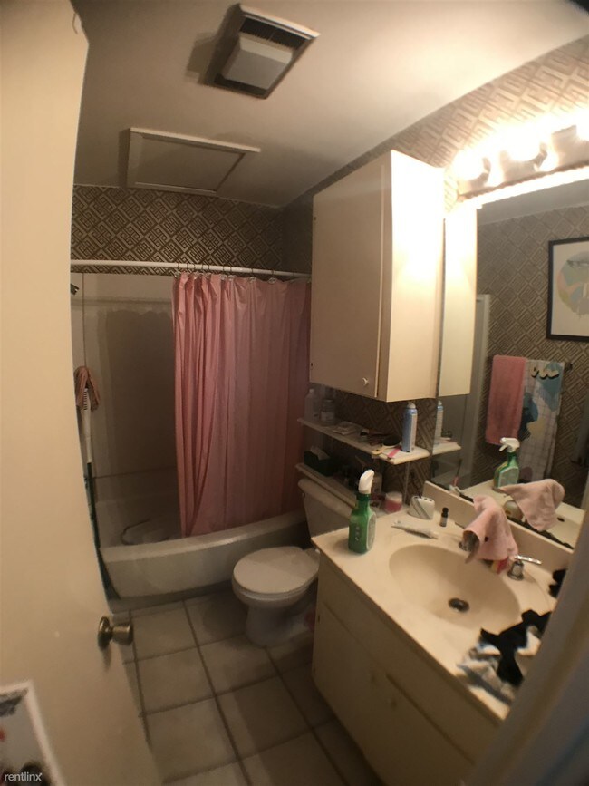 Building Photo - Studio, 1 bath Apartment - 5701 Woodrow Ave