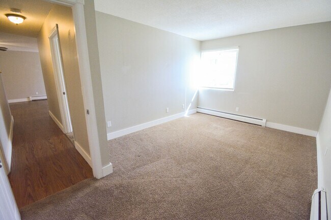 Foto del edificio - Main floor condo with great patio & many u...