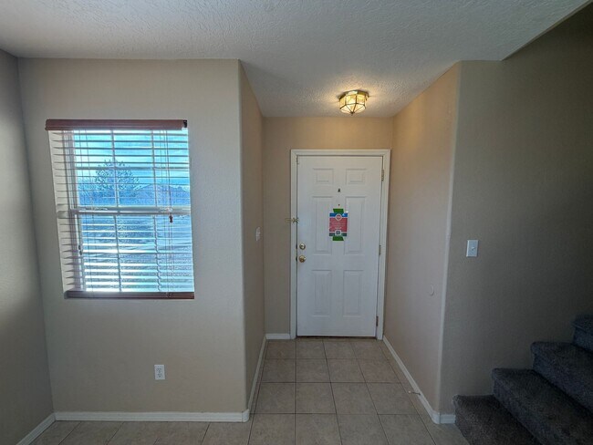 Foto del edificio - 4 Bedroom Home Available Near Unser Blvd NW & McMahon Blvd!
