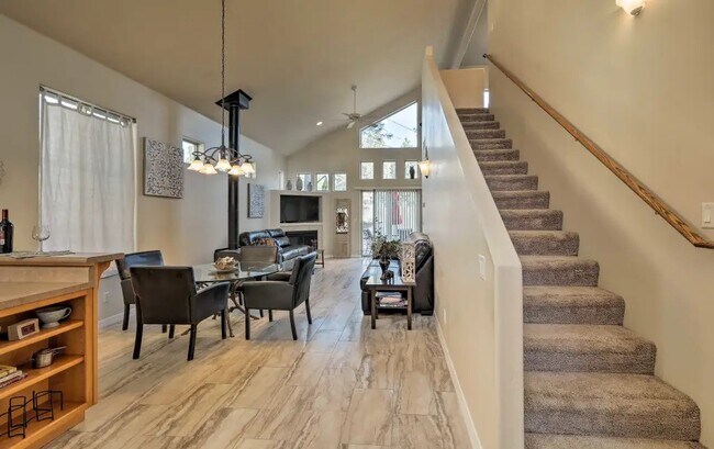 Comedor - 210 W Cedar Ave