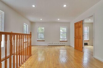 Building Photo - 108 Hutton St