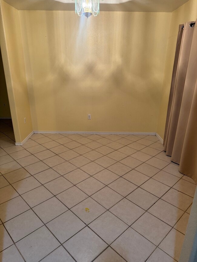 Building Photo - 25 Camino Bronce