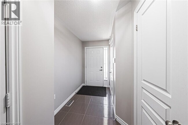 Building Photo - 35 Charleswood Cres