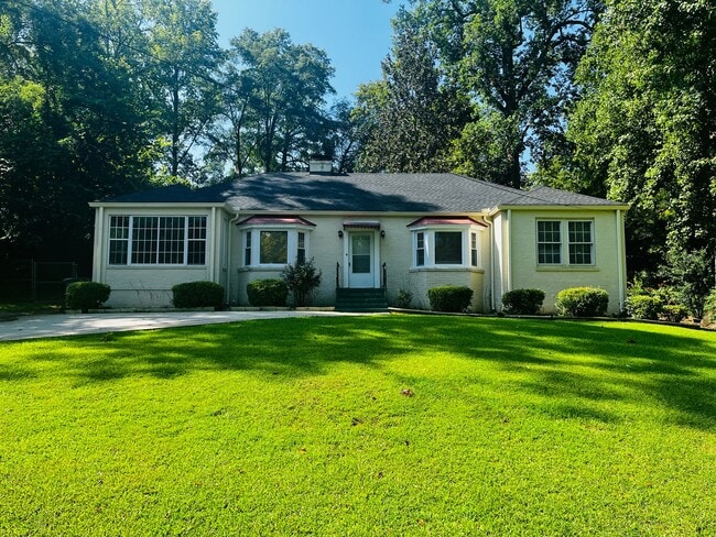 Building Photo - Beautiful 4 bedroom 2 bathroom home in Lagrange! Must see!