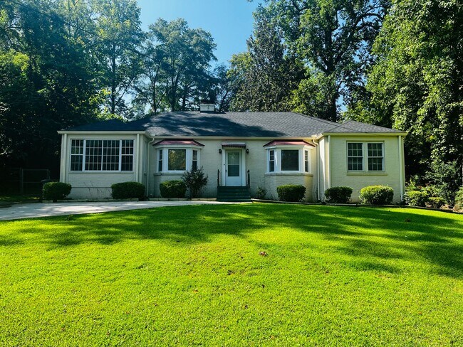 Foto del edificio - Beautiful 4 bedroom 2 bathroom home in Lagrange! Must see!