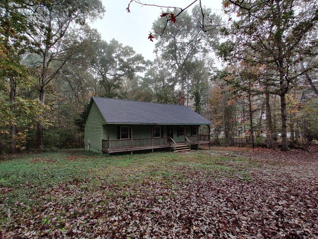 Building Photo - 3 bedroom home on 2 acres in Powhatan