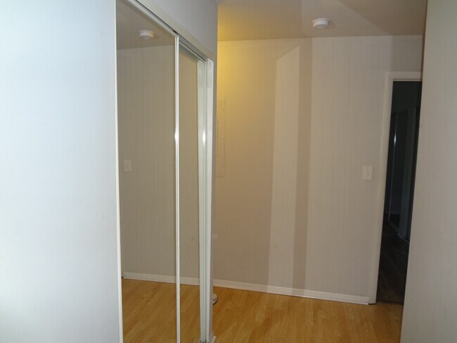 Building Photo - 1002 Castilian Ct