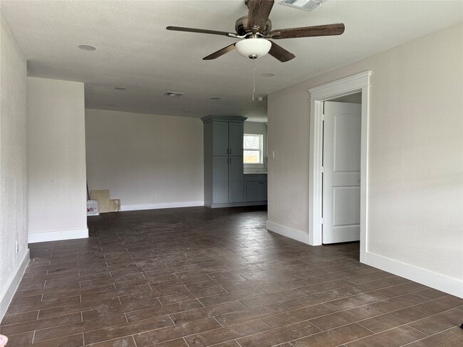 Foto del edificio - 5924 Honeysuckle Dr