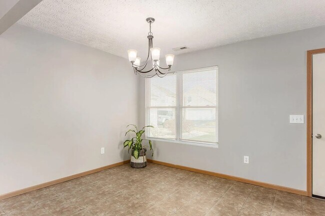 Foto del edificio - 6168 Broad Stripes Ave