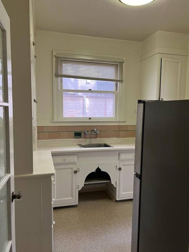 Building Photo - 560ft2 - Prime location! One block to UCB
