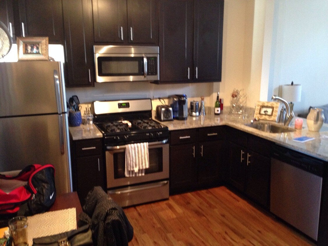 Foto principal - 2956 N Racine Ave
