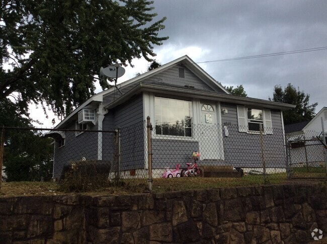 Building Photo - 1914 Bungalow Ave