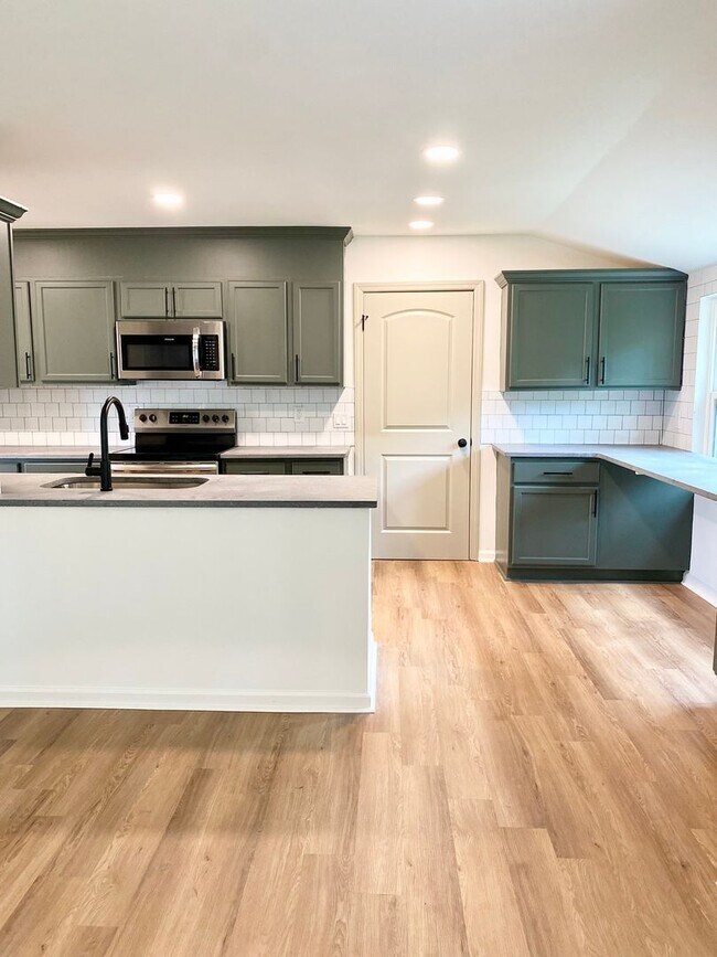 Foto del edificio - *AVAILABLE NOW* Newly Remodeled 3 bedroom,...