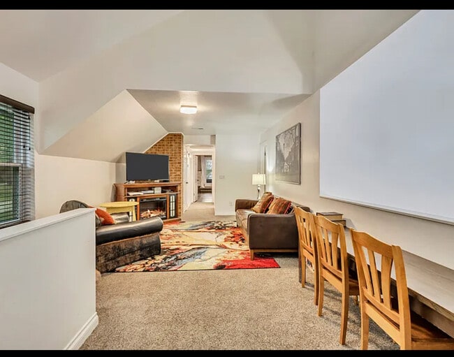Building Photo - 1343 S 200 E