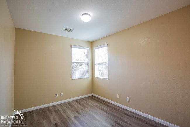 Building Photo - Spacious Two-Story 5Bdm 2.5Ba Home with Private Backyard in Summerlin.