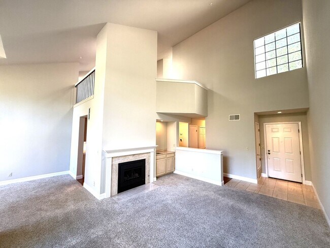 Foto del edificio - SPACIOUS TWO BEDROOM TWO AND HALF BATH + L...