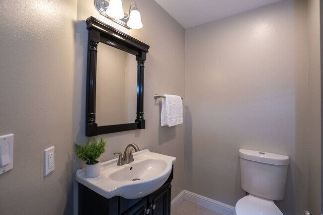 Foto del edificio - Beautiful Designed & Updated 3 bed/2.5 Bat...