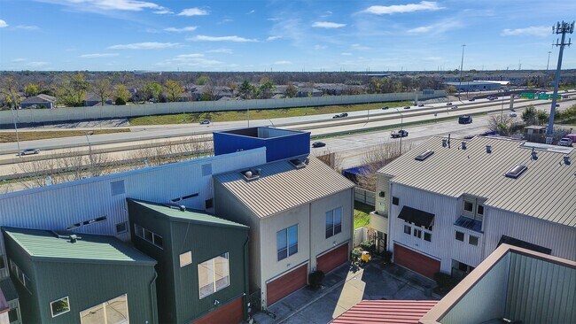 Foto del edificio - 6935 Yellowstone Way Dr