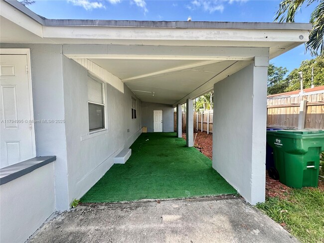 Building Photo - 6034 SW 39th St