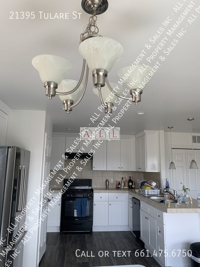 Building Photo - 21395 Tulare St