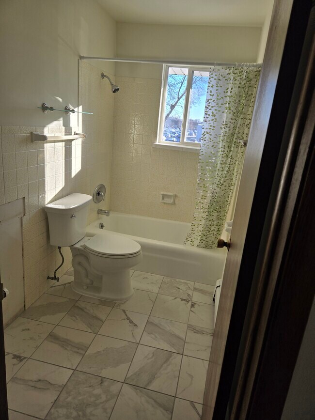 Baño - 2370 S 107th St