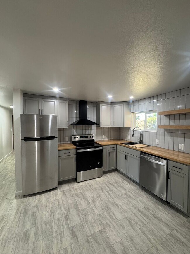 Foto del edificio - 3 BED 1 BATH HOUSE WITH A FENCED BACKYARD