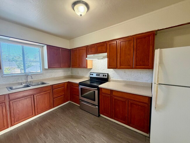 Building Photo - 2 BED/1 BATH - END UNIT WITH CITY VIEW & PET FRIENDLY
