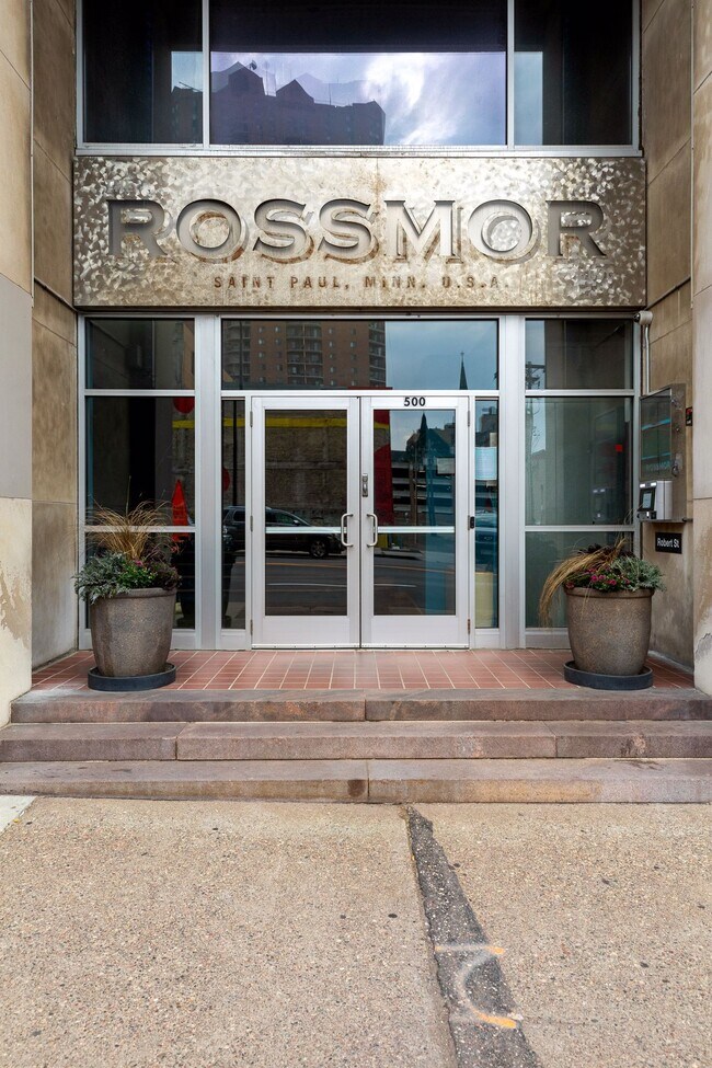 Building Photo - 500 Robert St N