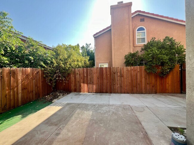 Building Photo - Charming 3 Bedroom 2 Bath