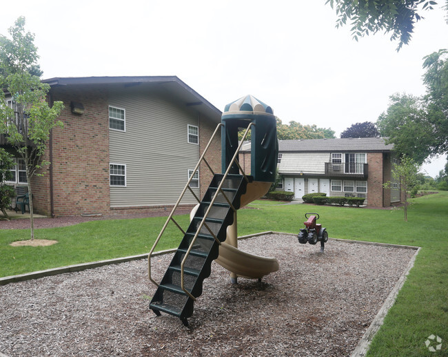 Building Photo - Heatherwood House at Ronkonkoma