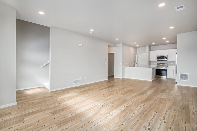 Building Photo - Stunning Townhouse in Greeley