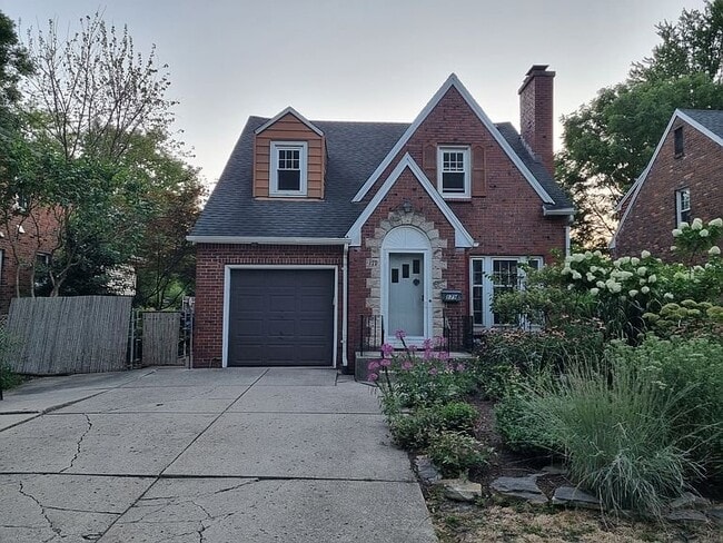 Building Photo - 179 Amherstdale Rd