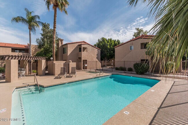 Building Photo - 5146 E Oak St