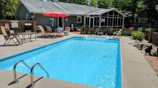 Building Photo - Charming ranch-style home with pool access!