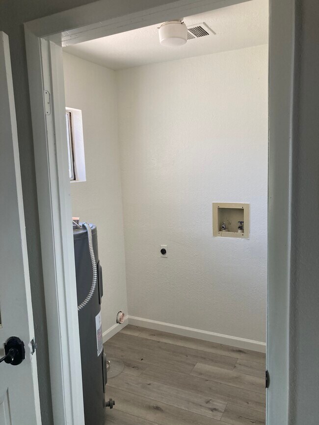 Laundry room - 2715 S Mesa Ln