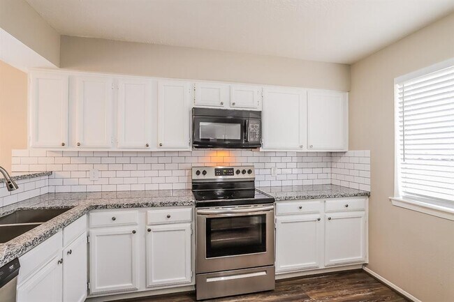 Building Photo - 17535 Davenway Dr