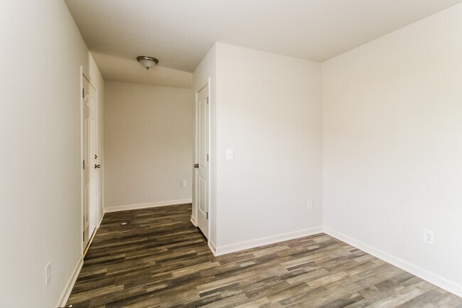 Building Photo - 216 Glenoaks Dr