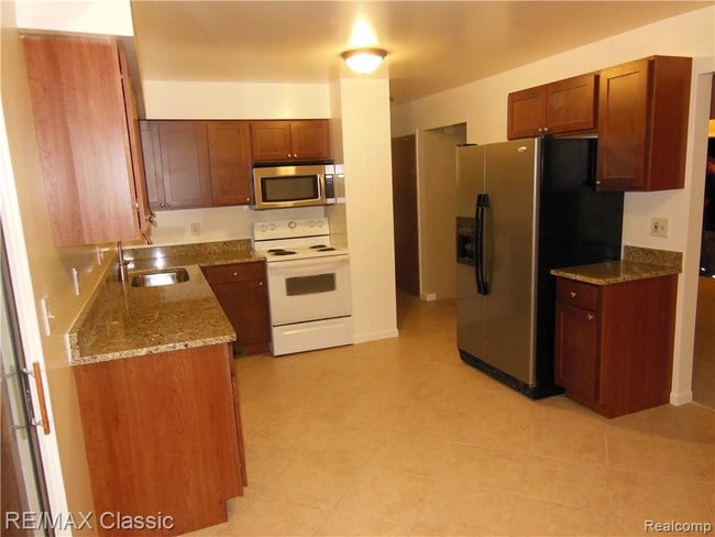 Building Photo - 43749 Stuart Dr