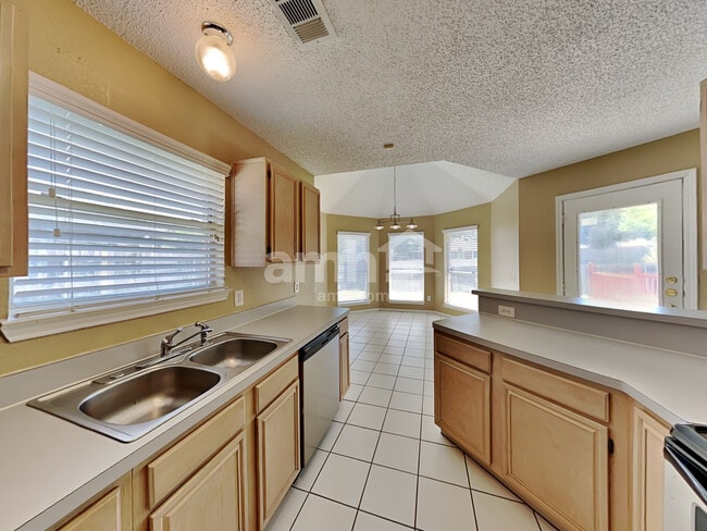 Building Photo - 6501 Gardenia Dr