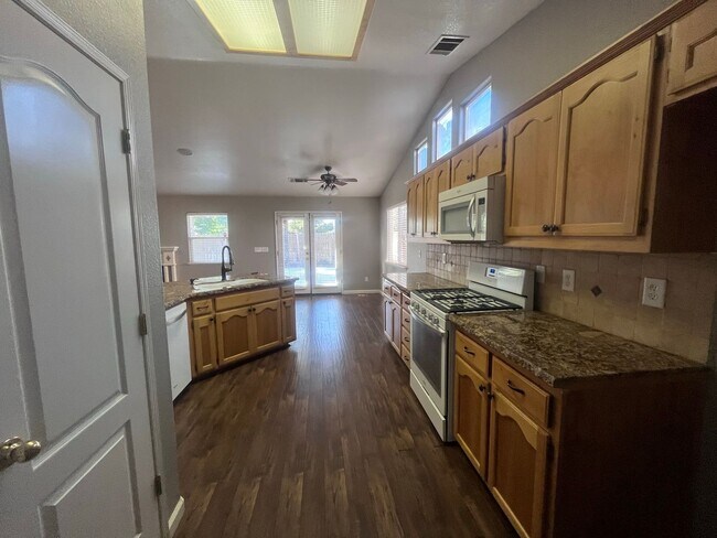 Foto del edificio - 1795 Shaver Lake Ave