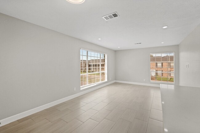 Building Photo - 2201 Fountain View Dr