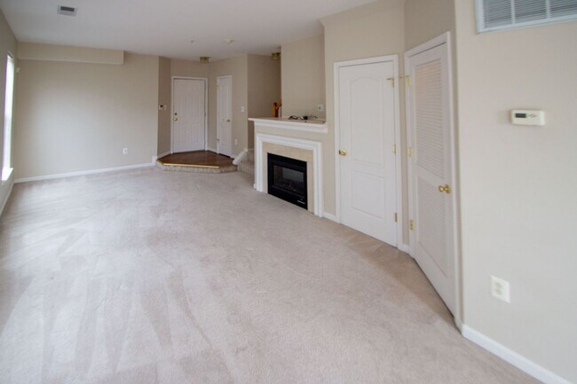 Building Photo - Charming 2-level townhouse condo nestled o...