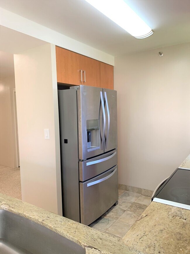Building Photo - 3 bedroom, 2 bathroom in Country Club Plaza!