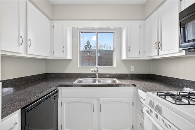 Foto del edificio - 604 W 65th St