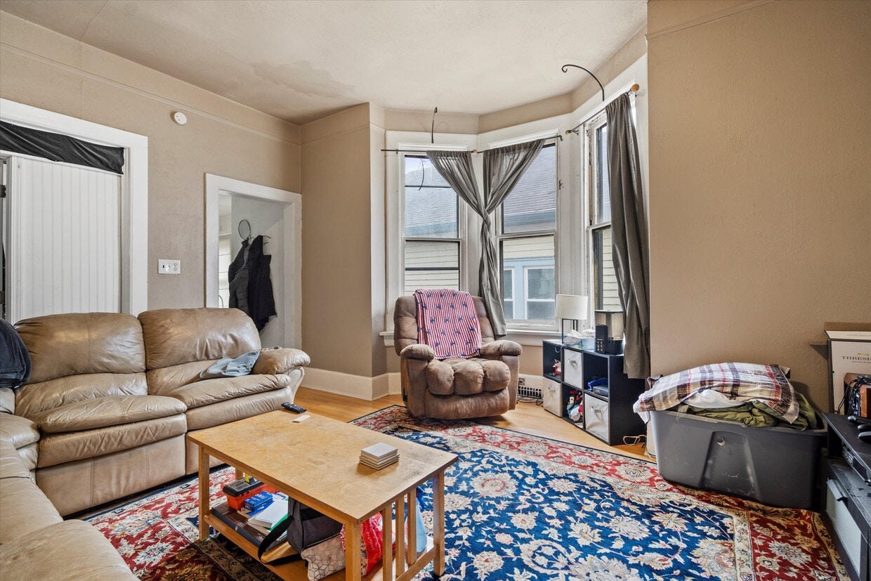 3217 N Newhall St Unit Lower, Milwaukee, WI 53211 Apartments 3217 N